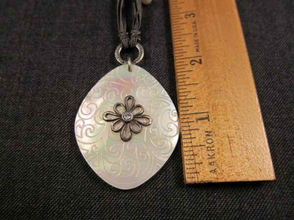 Beautiful older Silpada necklace 925 gray silk carved shell real pearls N2226 - Image 4