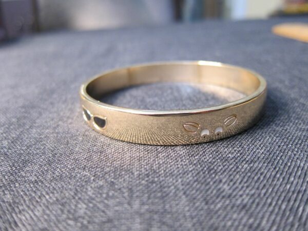Cute, Unique gold tone bangle bracelet w/ eyes all around it emoji wink face - Image 4