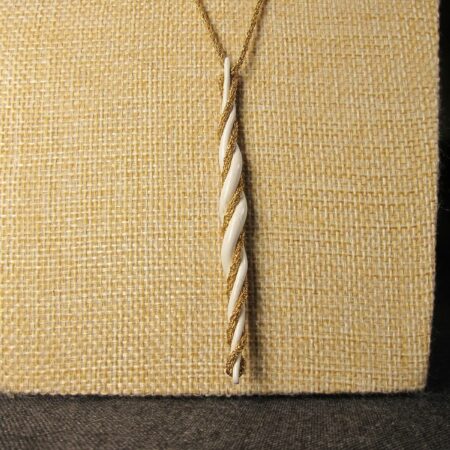 Beautiful vintage Napier gold-tone necklace w/white plastic twisted pendant 24"