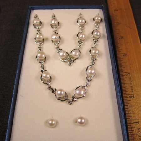 Gorgeous new in box set necklace bracelet earrings real pearl silver-tone
