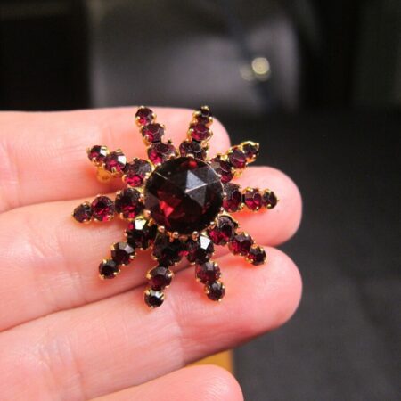 Gorgeous vintage faceted red glass & gold-tone brooch pin