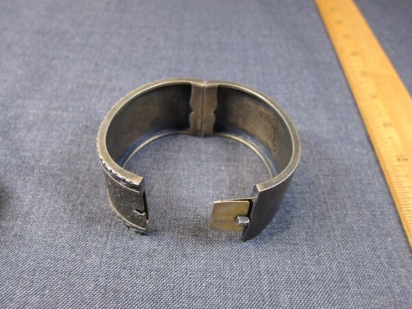 Wow! Gorgeous antique sterling silver etched wide cuff bracelet hinged - Image 8