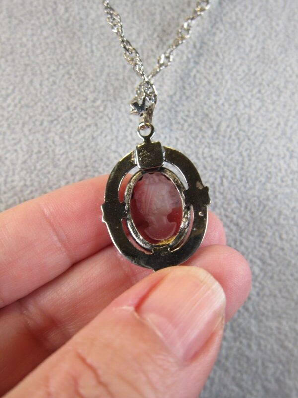 Beautiful vintage 20" silver-tone necklace w/purple glass cameo pendant - Image 3