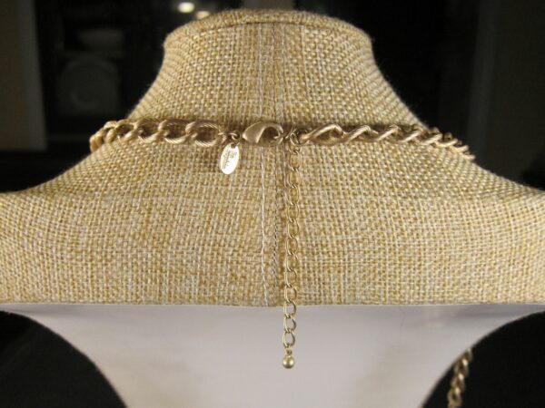 Beautiful Lia Sophia textured 32" long gold tone chain necklace w/tassel - Image 3