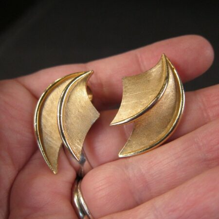 Gorgeous vintage 1955-1969 Crown Trifari clip on earrings gold tone waves 1.25"