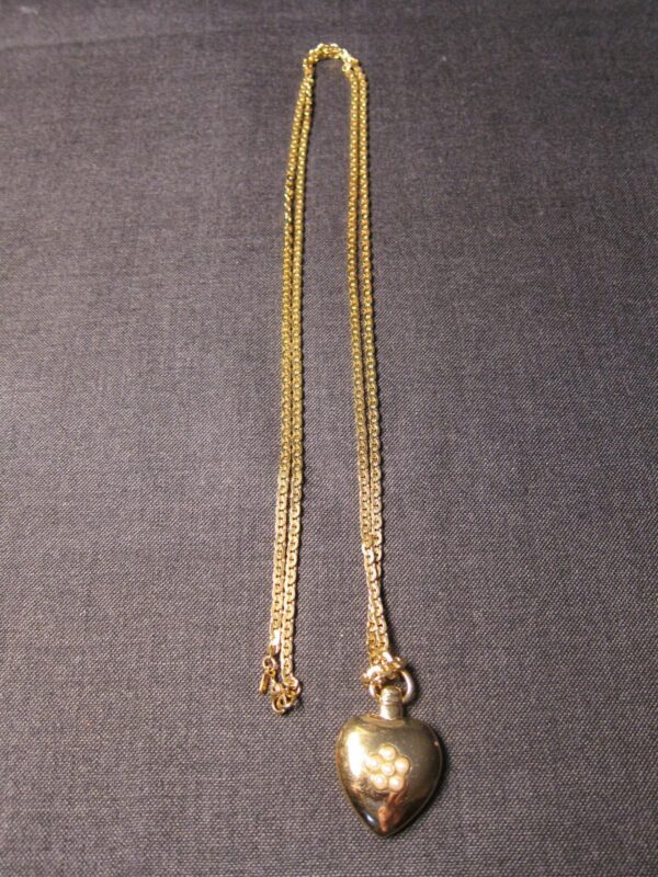 Beautiful heavy heart and faux pearl pendant on LONG 40" Monet gold tone chain - Image 2