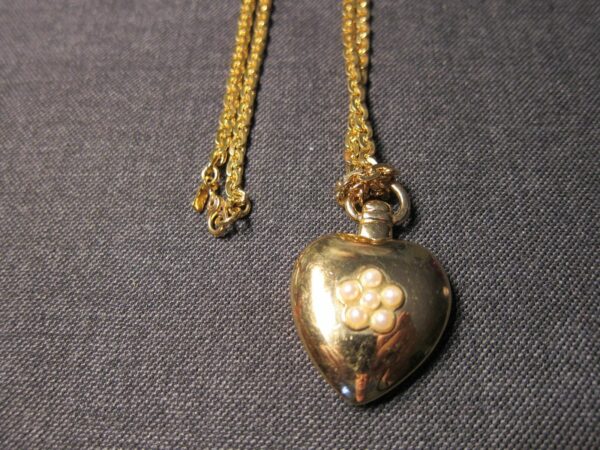Beautiful heavy heart and faux pearl pendant on LONG 40" Monet gold tone chain - Image 3
