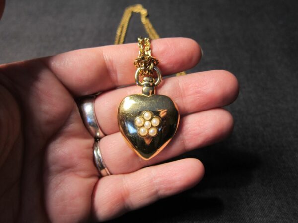 Beautiful heavy heart and faux pearl pendant on LONG 40" Monet gold tone chain - Image 4
