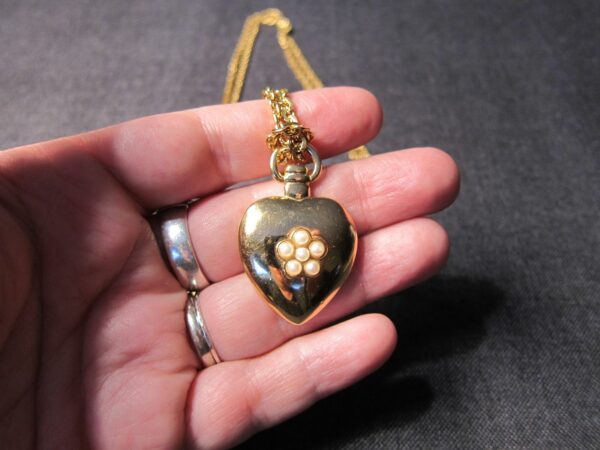 Beautiful heavy heart and faux pearl pendant on LONG 40" Monet gold tone chain - Image 5