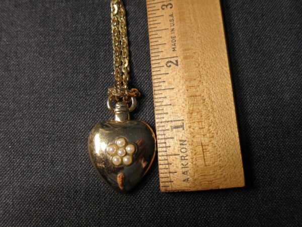 Beautiful heavy heart and faux pearl pendant on LONG 40" Monet gold tone chain - Image 7