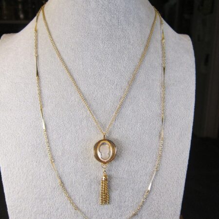 Beautiful vintage tiered necklace gold-tone 18" with clear glass cameo pendant