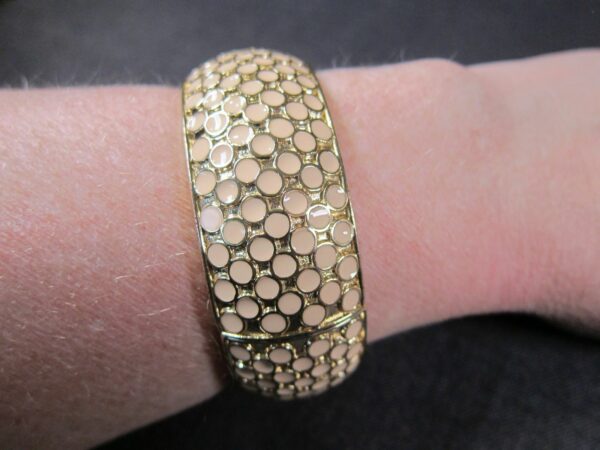 Beautiful wide, thick hinged bangle bracelet gold tone peach enamel dots perfect - Image 4