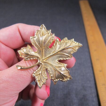Beautiful vintage realistic maple leaf gold-tone brooch very nice condition!
