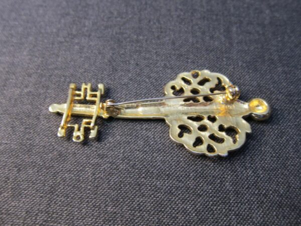 Huge 3.25" gold tone skeleton key pin brooch ornate double sided - Image 4
