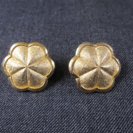 Gorgeous vintage pre-1955 Crown Trifari gold tone clip on earrings flower 3D