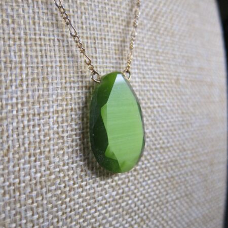 Gorgeous likely vintage olive green cat's eye glass pendant 18" necklace