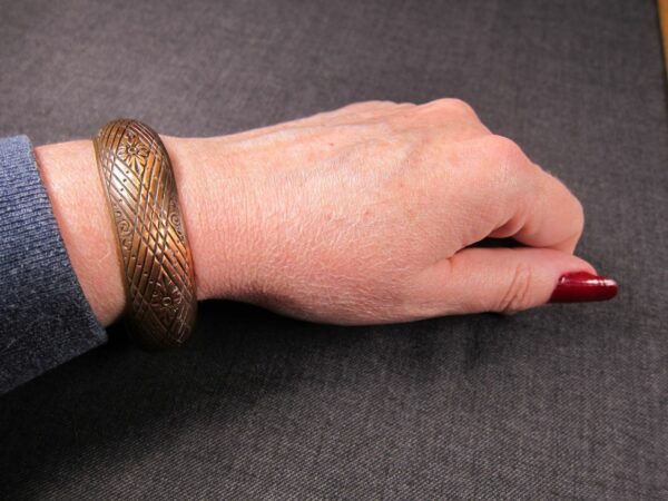 Beautiful vintage etched cuff bracelet marked Solid Copper small wrists 6.75" in - Image 4