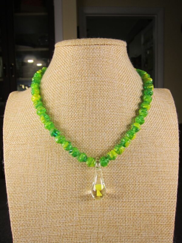 Wow! Gorgeous green & yellow vintage molded bead necklace mushroom pendant - Image 2