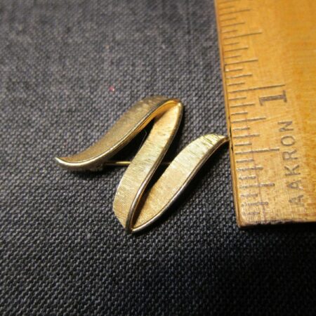 Gorgeous MINT condition Crown Trifari zigzag brooch gold-tone 1955-69 signed