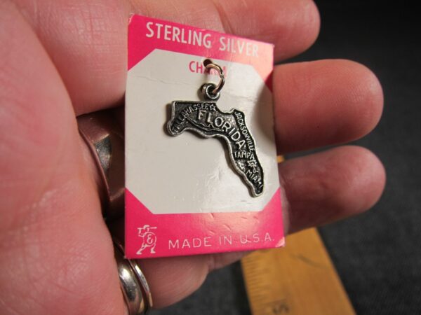 Vintage old New Stock sterling silver Fort brand state charm on card Florida FL - Image 4