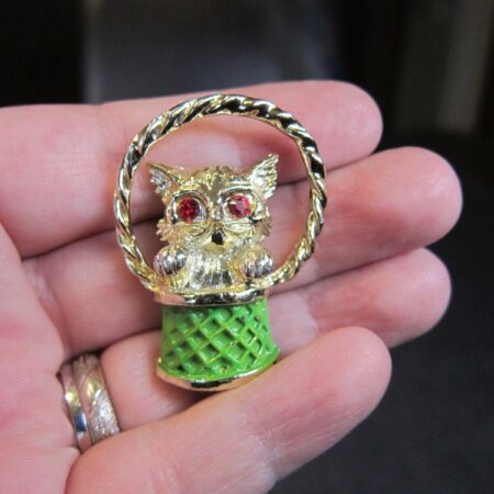 Cute vintage Gerry's pin brooch cat in basket red rhinestone eyes