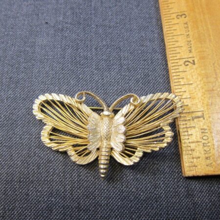 Beautiful vintage wirework gold-tone butterfly brooch/pin