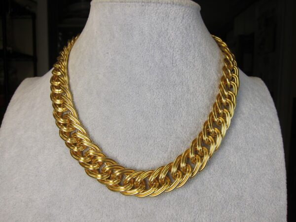 Beautiful, chunky, heavy, vintage Ben-Amun 16" gold-tone necklace! - Image 2