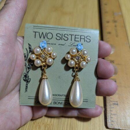 Gorgeous vintage pierced dangle earrings Two Sisters NWT faux pearl roses
