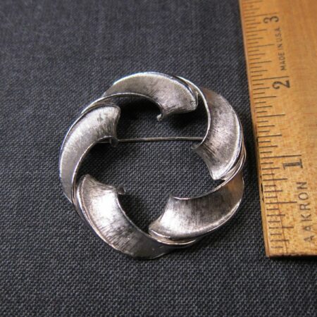 Gorgeous MINT condition vintage Pastelli brooch pin silver-tone textured wreath