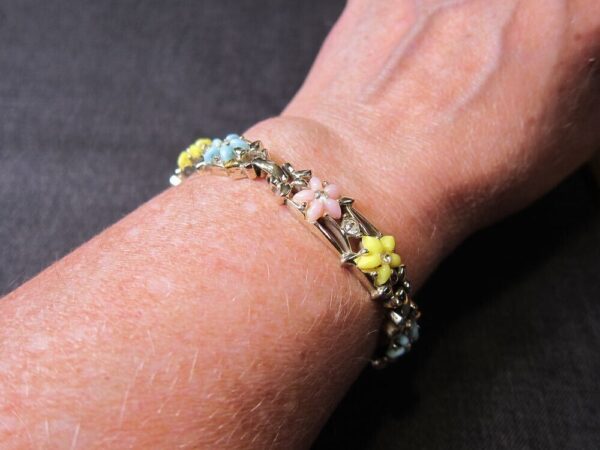 Beautful vintage signed Kramer bracelet with pastel flowers yellow pink blue