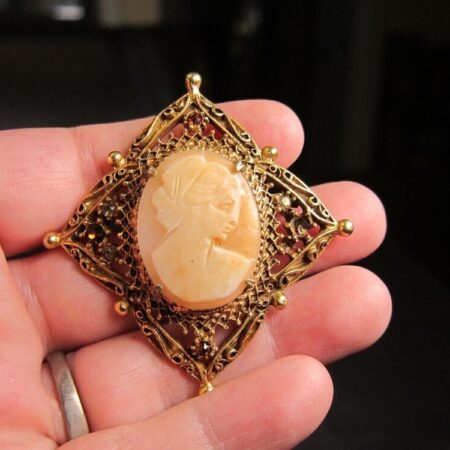 Gorgeous vintage Florenza signed cameo brooch missing one rhinestone