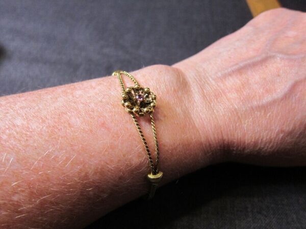 Sweet vintage Goldette gold-tone bracelet with purple rhinestone flower - Image 2