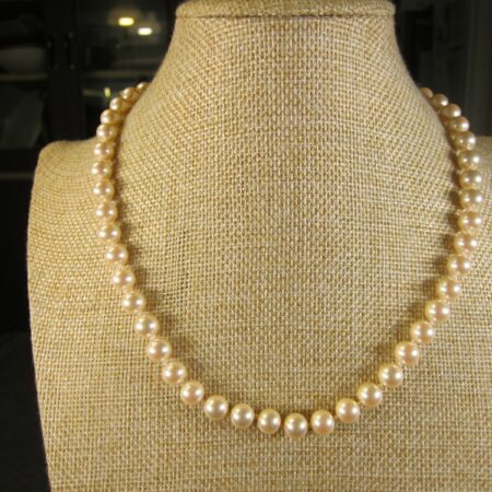 Gorgeous vintage Liz Claiborne LCI faux-pearl necklace w/beautiful clasp 18"
