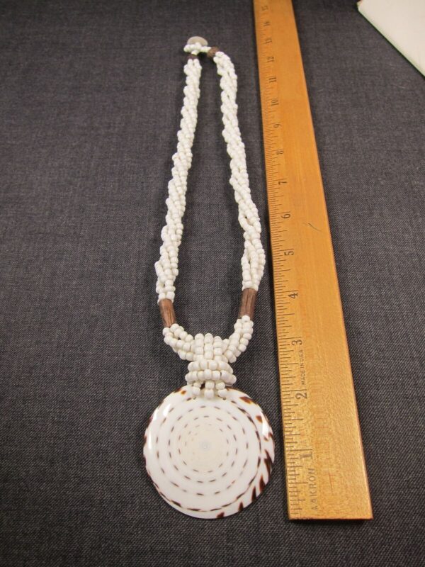 Beautiful summery beach style necklace white shell glass seed beads - Image 4