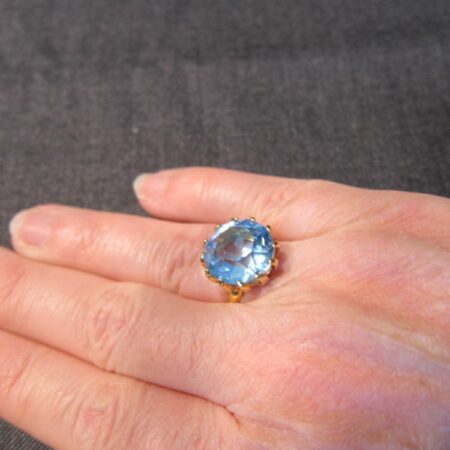 GORGEOUS Uncas 18KT H.G.E. Electroplated cocktail ring with big light blue glass