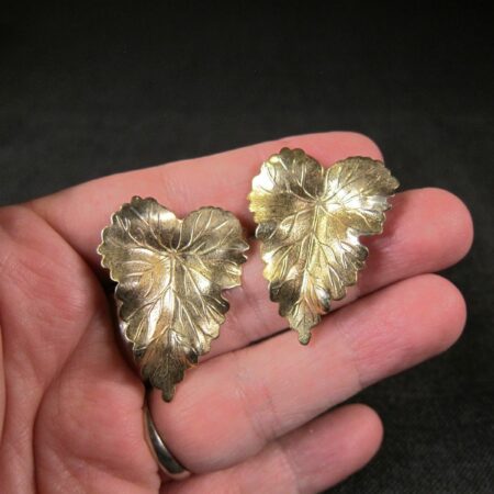 Beautiful vintage realistic 3D thin gold tone metal leaf earrings 1.5" long VGC