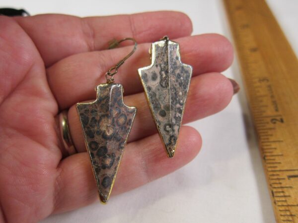 Beautiful vintage Leopard Stone jasper earrings carved arrowhead shape gold-tone