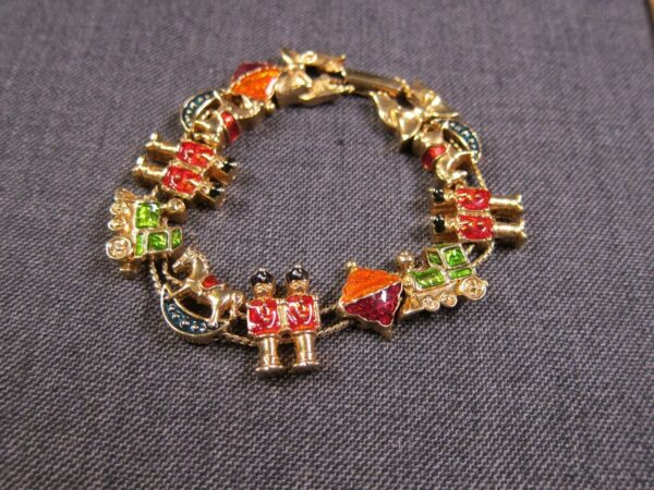 Very cute vintage chain slide charm bracelet Christmas theme enamel gold-tone - Image 2