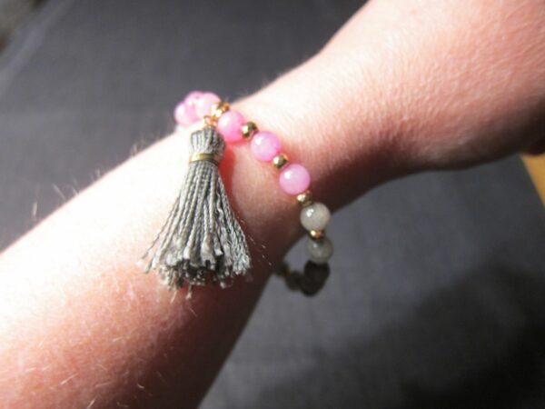 Cute pink and gray stone bead stretch bracelet w/ gray tassel gold tone beads - Image 3