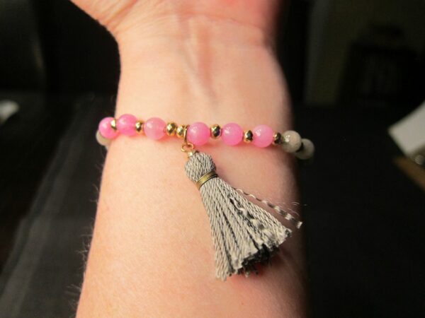 Cute pink and gray stone bead stretch bracelet w/ gray tassel gold tone beads - Image 4