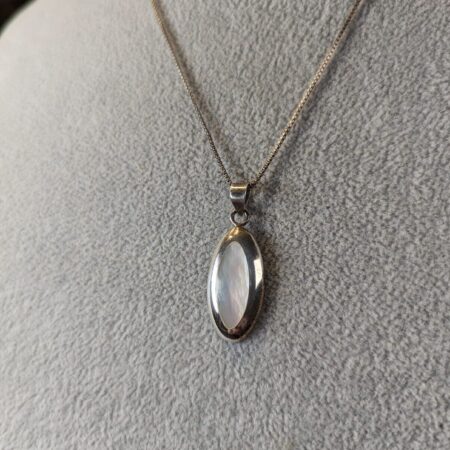 Gorgeous SX925 sterling silver mother-of-pearl necklace 20" Italian box chain