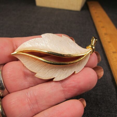 Gorgeous finely textured vintage leaf brooch pin by JJ Jonette Jewelry MINT!