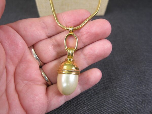 Cute Vintage LCI faux pearl large acorn 32" long gold tone serpentine necklace - Image 2