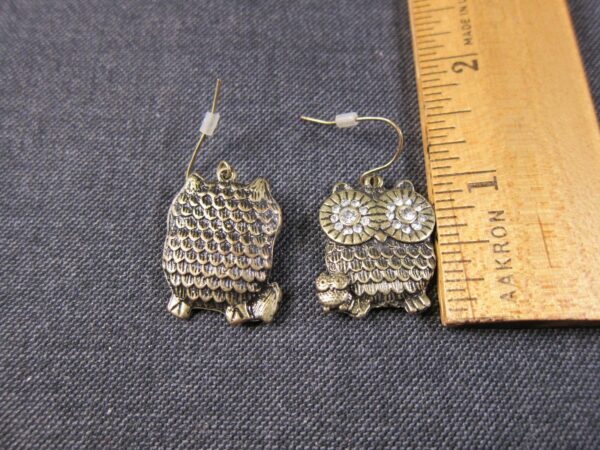 Adorable heavy well-made owl earrings brass-tone 3D so much detail! rhinestones - Image 3
