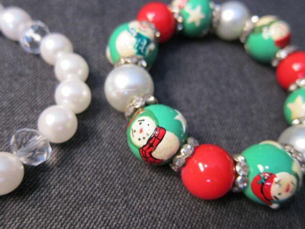 Cute! Lot of 2 Christmas snowman bracelts glass painted beads & pearls charm NRQ - Image 4