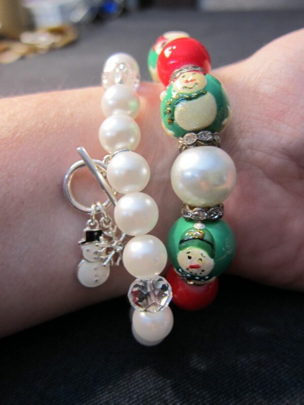 Cute! Lot of 2 Christmas snowman bracelts glass painted beads & pearls charm NRQ - Image 5