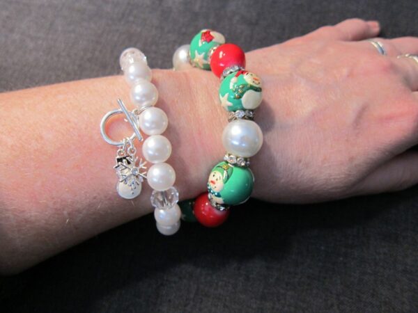 Cute! Lot of 2 Christmas snowman bracelts glass painted beads & pearls charm NRQ - Image 6