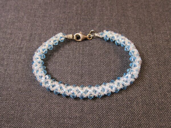 Gorgeous blue & white woven glass bead bracelet w/ sterling silver clasp 7.5"