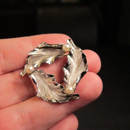 Gorgeous vintage Pinc or INC sterling silver & real pearl leaf circle brooch