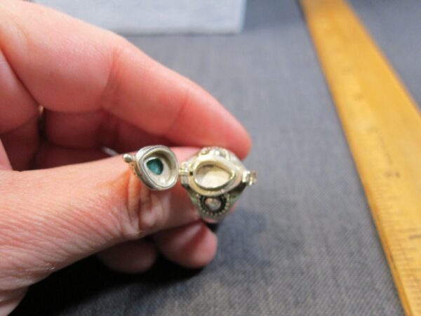 Gorgeous sterling silver green gemstone poison ring size just under a 7. - Image 5